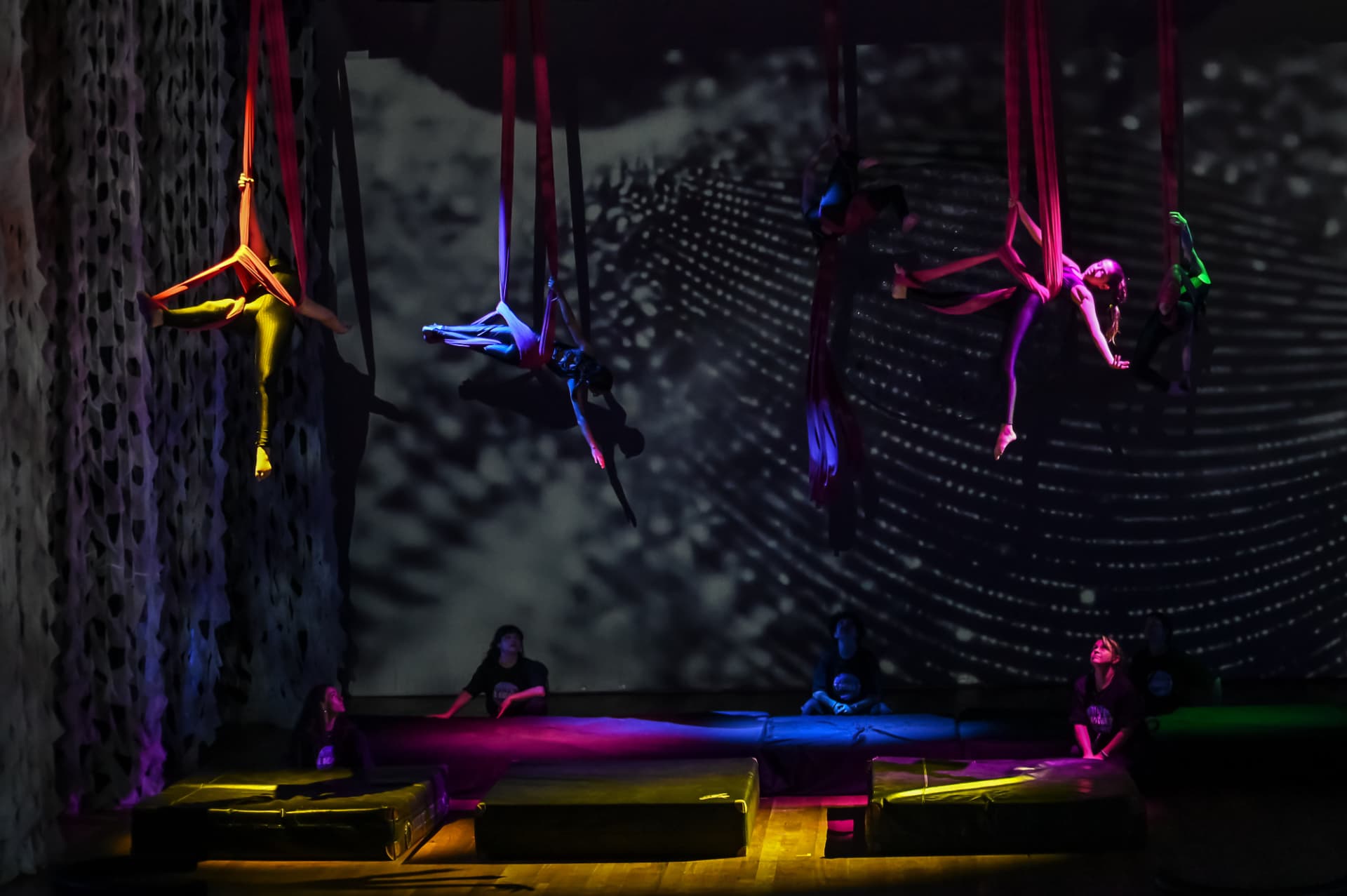 Apresentação de tecido acrobático da Beacon School