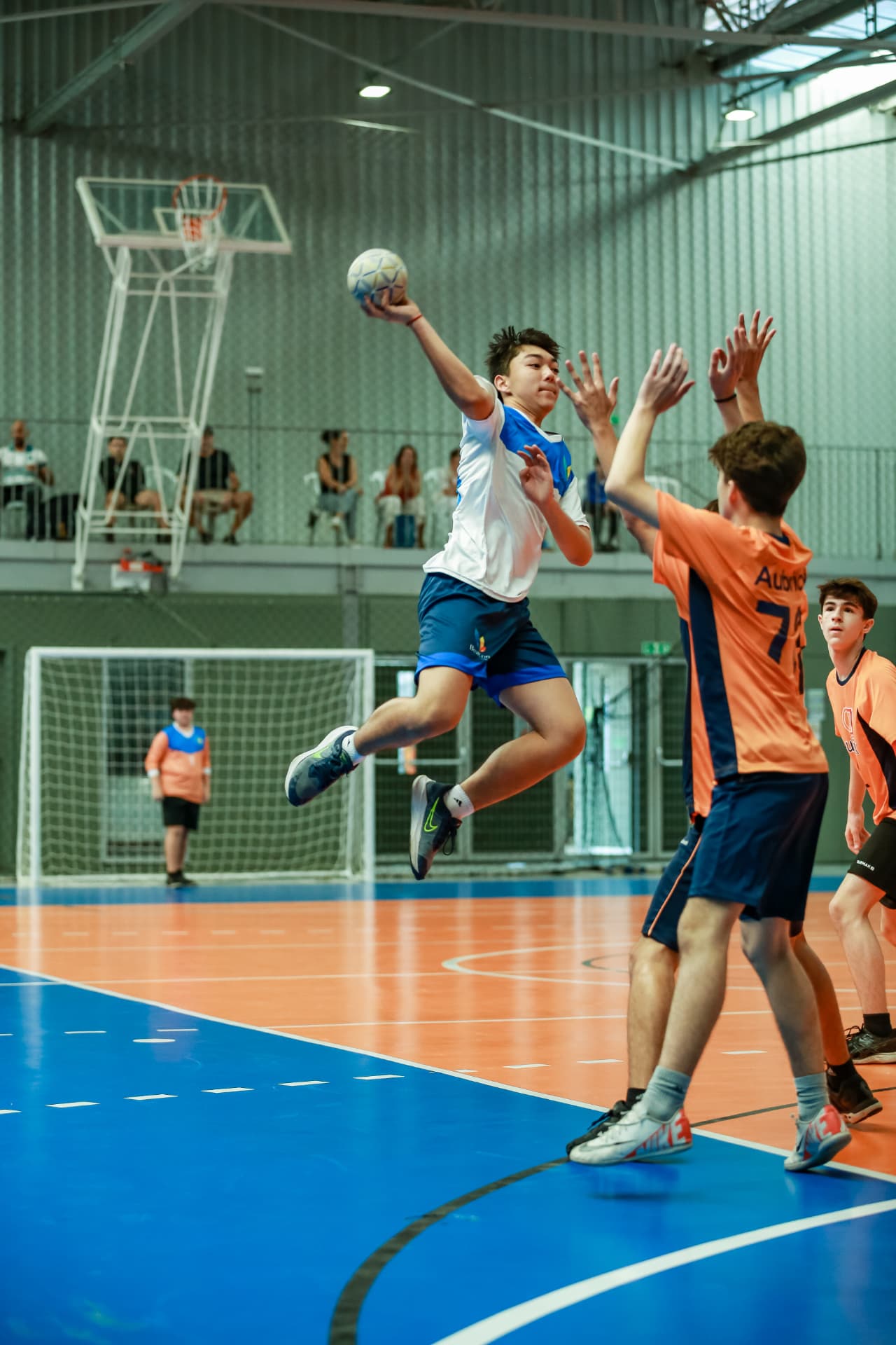 Estudante da Beacon School arremessando no handebol